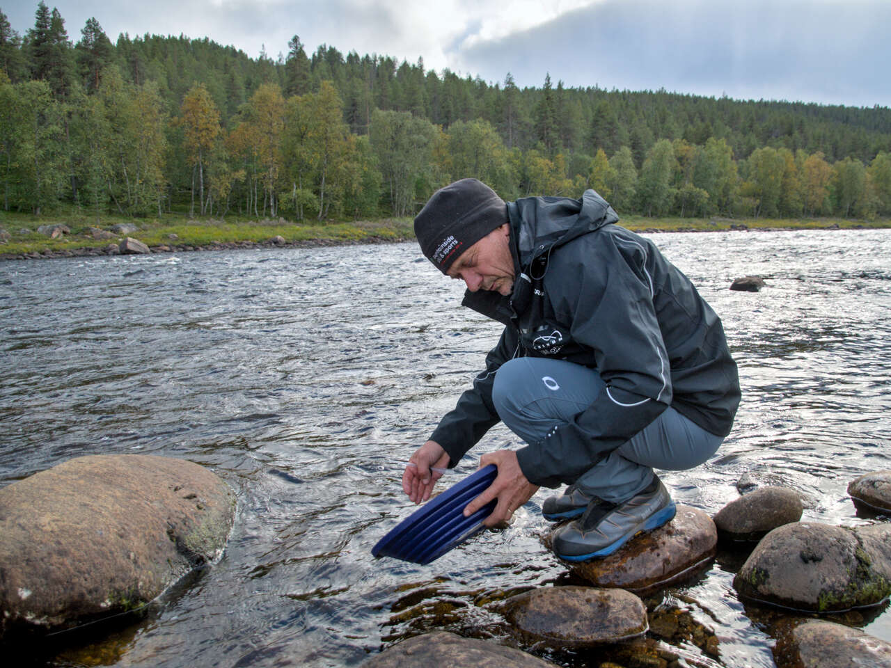 Voyageur au bord de la rivière