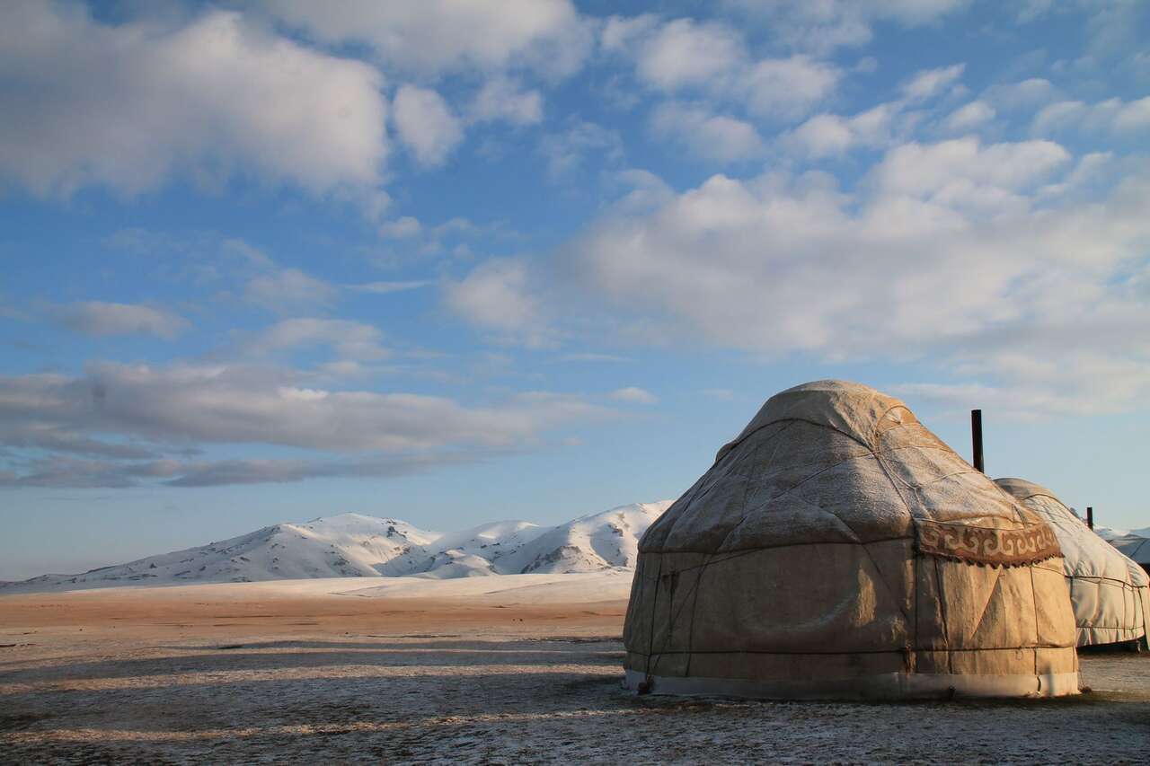 Yourte devant un paysage de montagne