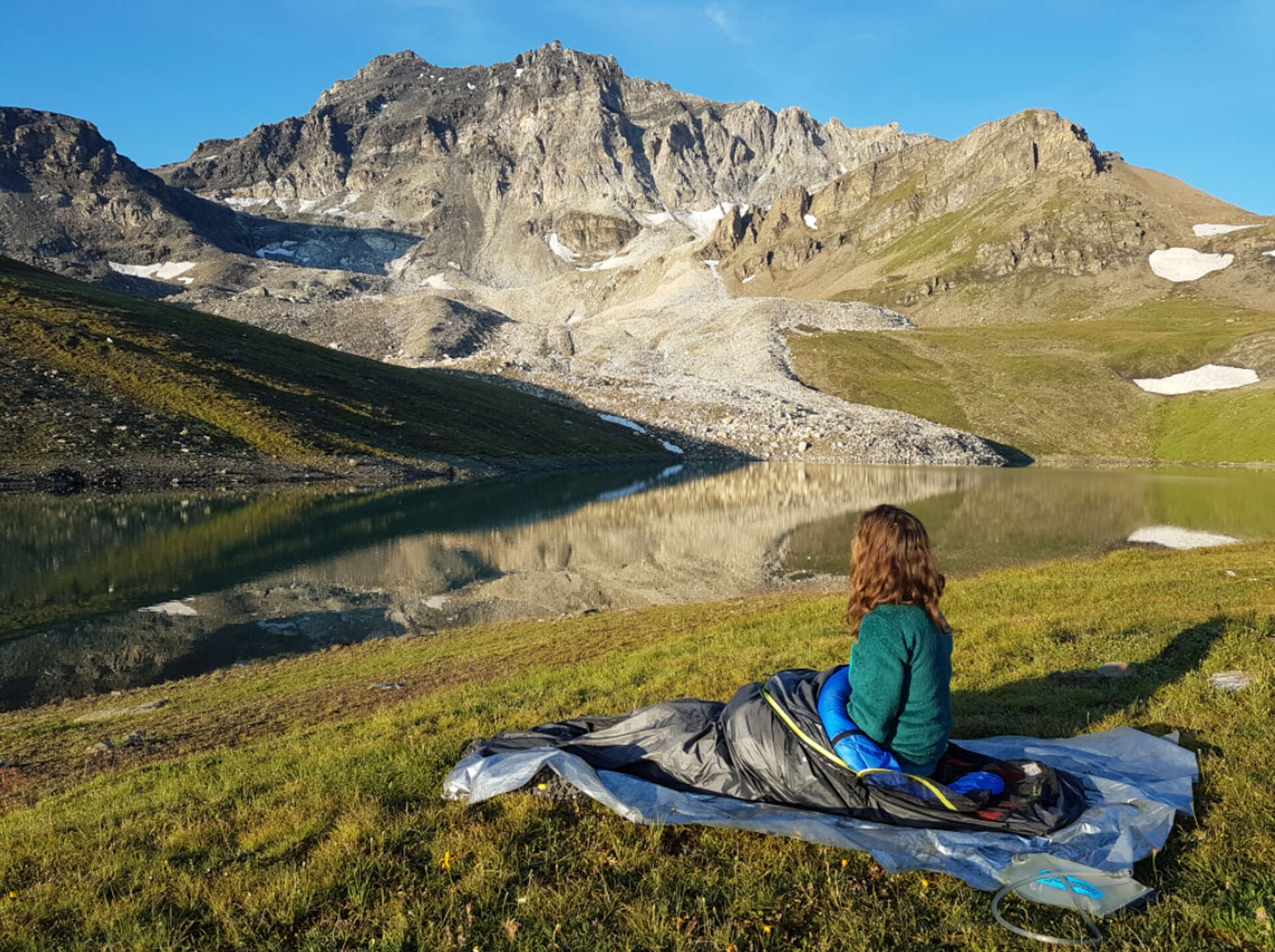 Bivouac au bord d'un lac de montagne