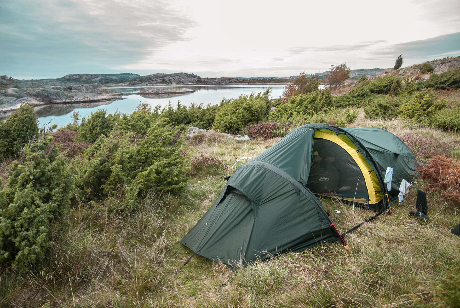 Camping en tente au bord de l'eau