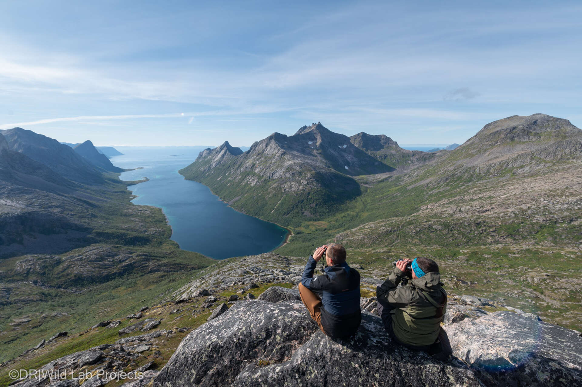 Observation d'un Fjord Norvégien à la jumelle