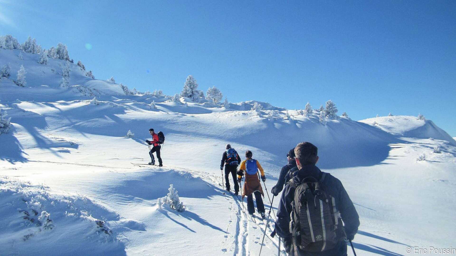 Skieur avec pulka dans la neige