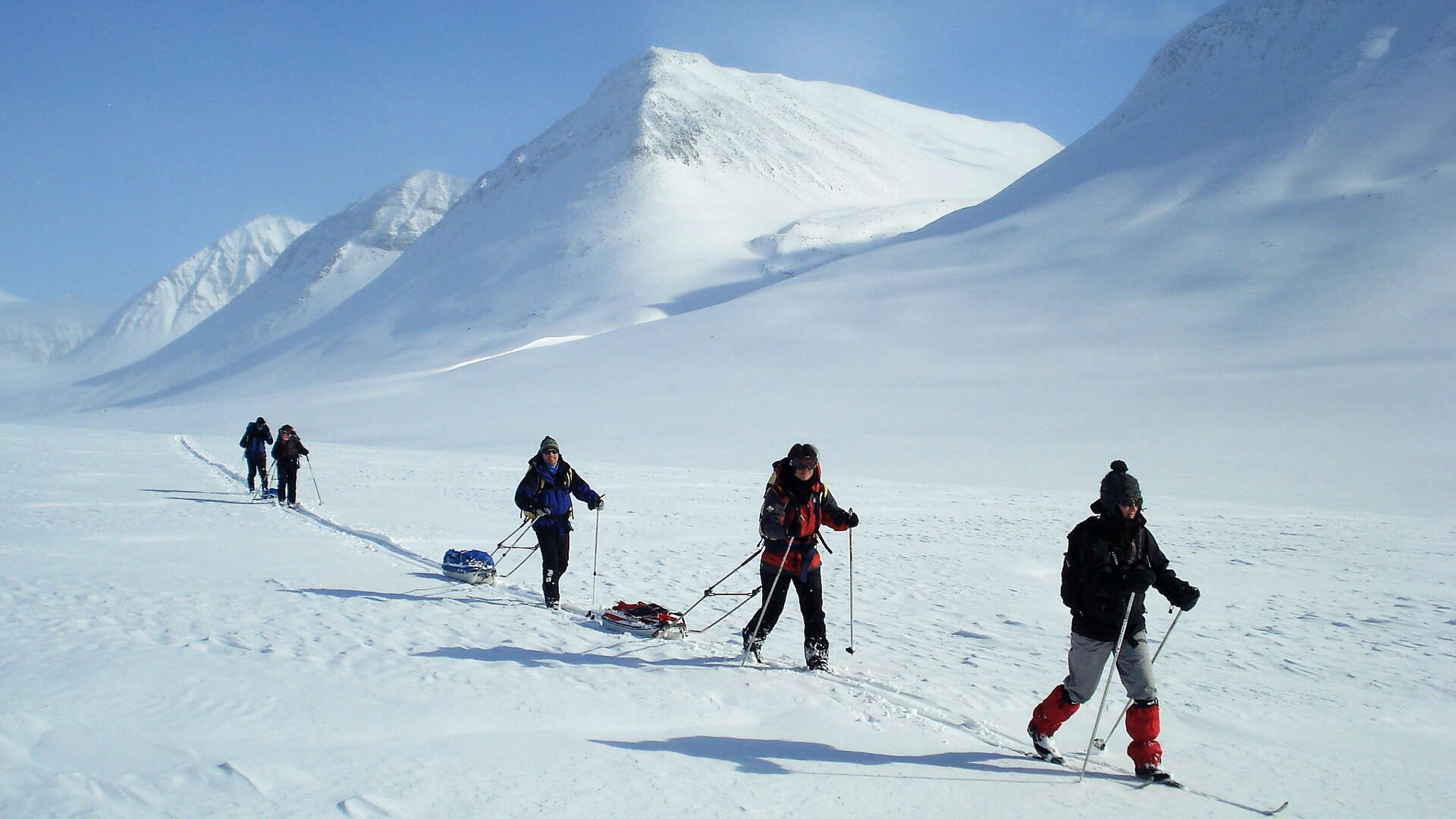 Skieur avec pulka sur la piste royale en Suède